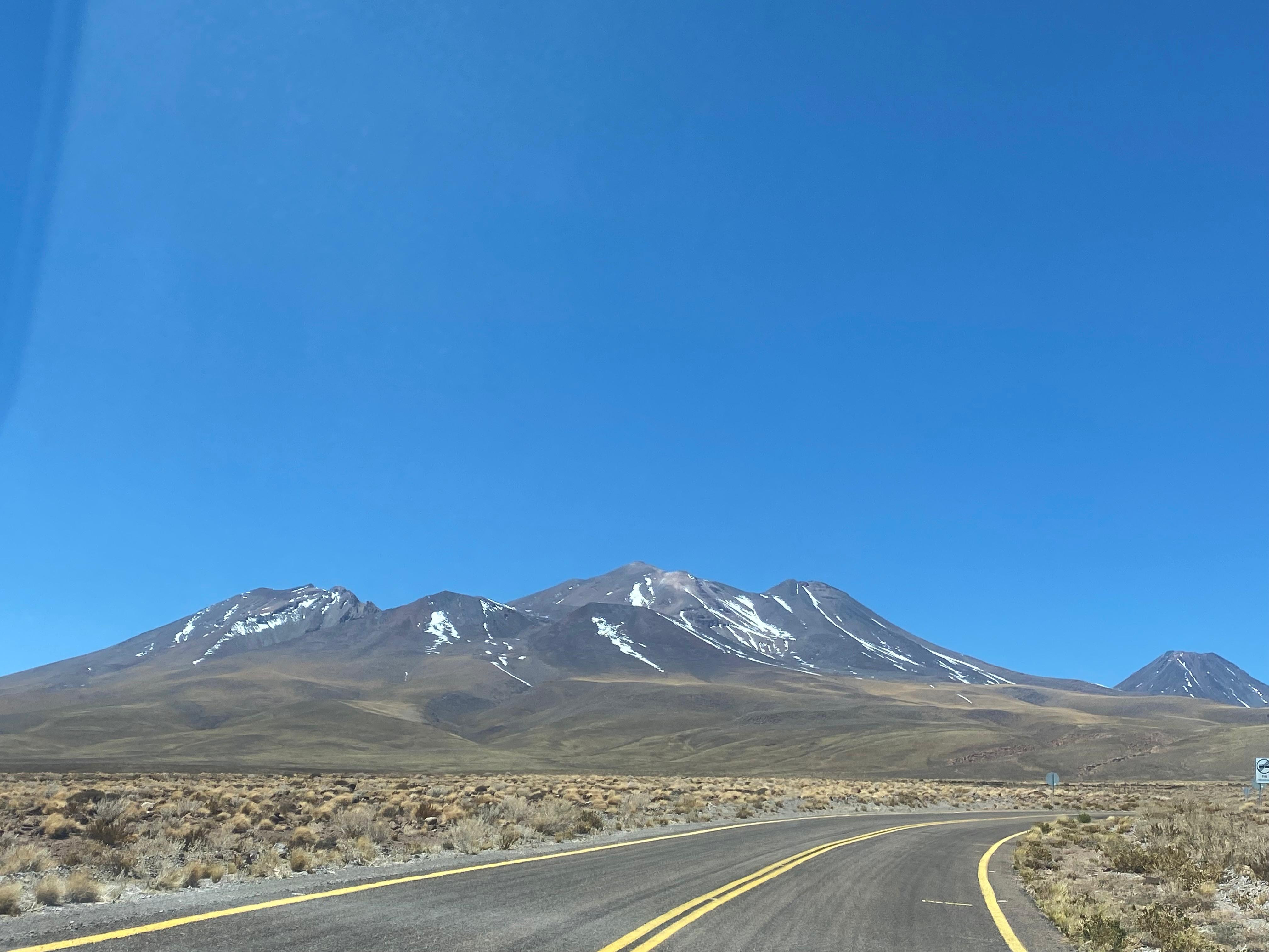 Estrada de asfalto na região da Cordilheira dos Andes